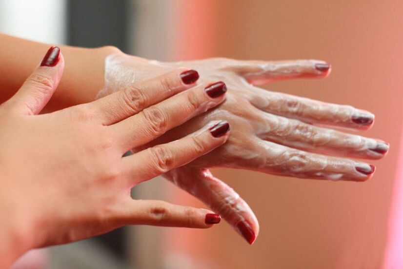 aplicarea cremei pe maini pentru intinerirea pielii